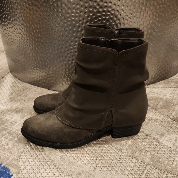 Easy Street Gray Ankle Boots - Picture 3 of 7